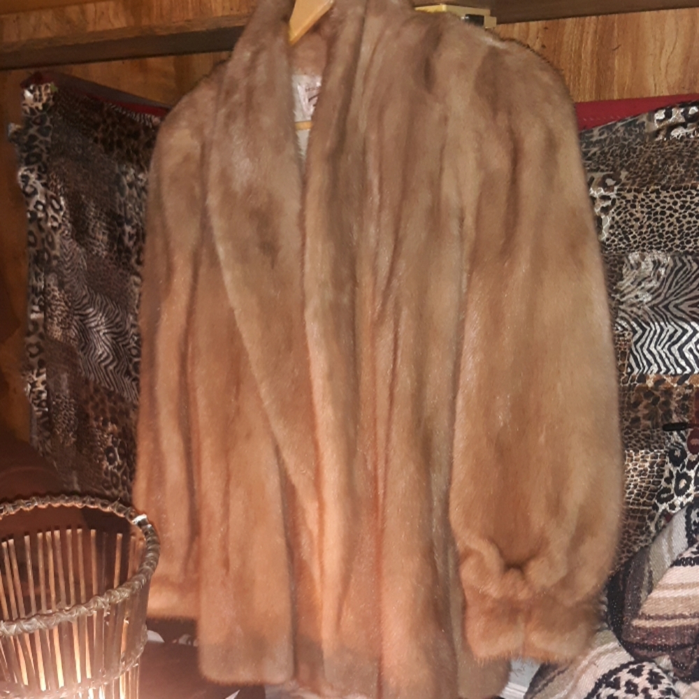 BIFANOS GENUINE VINTAGE WELL PRESERVED FUR COAT
